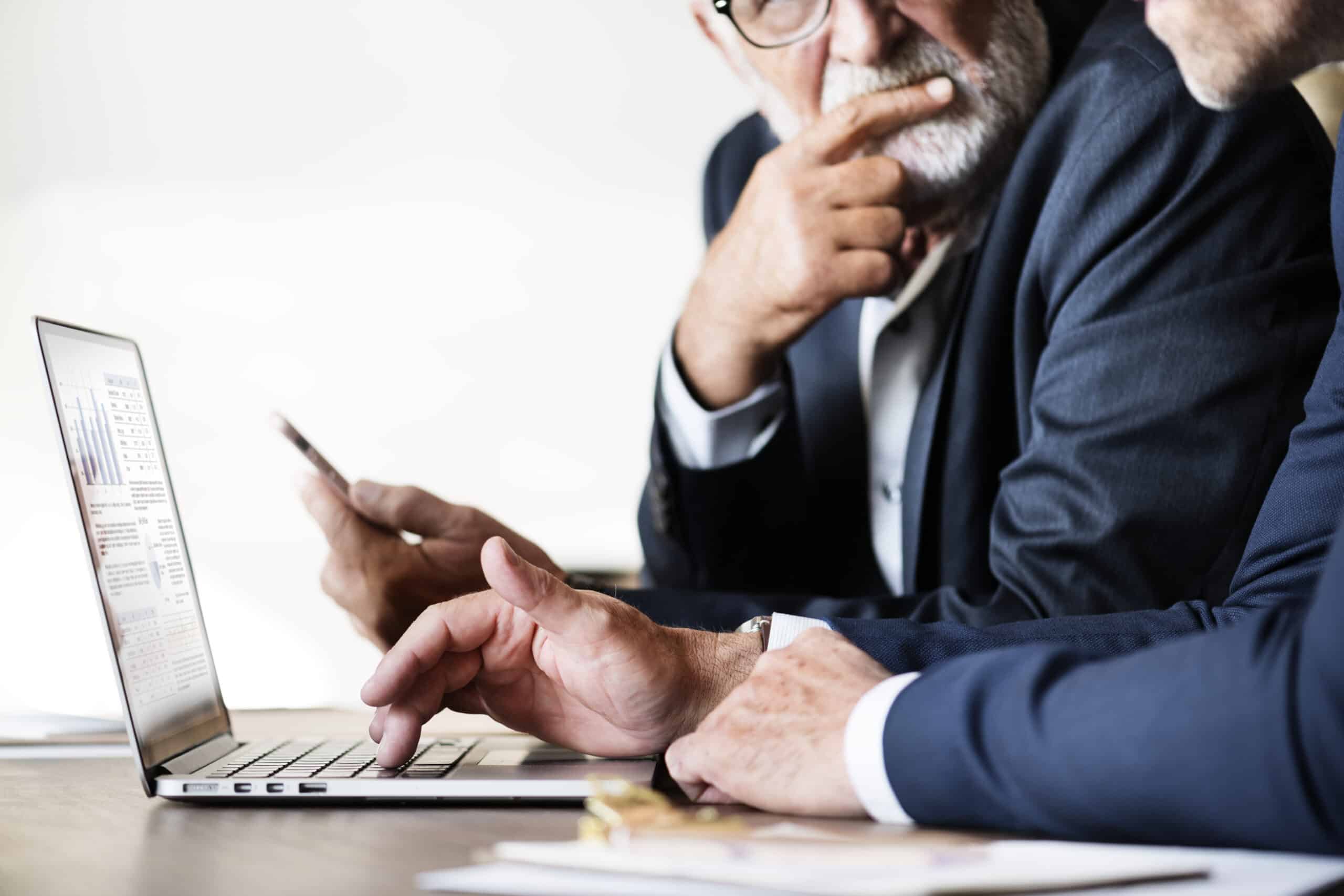 Algo se mueve en la abogacía: la inteligencia artificial para abogados ya no es el futuro, es el presente.