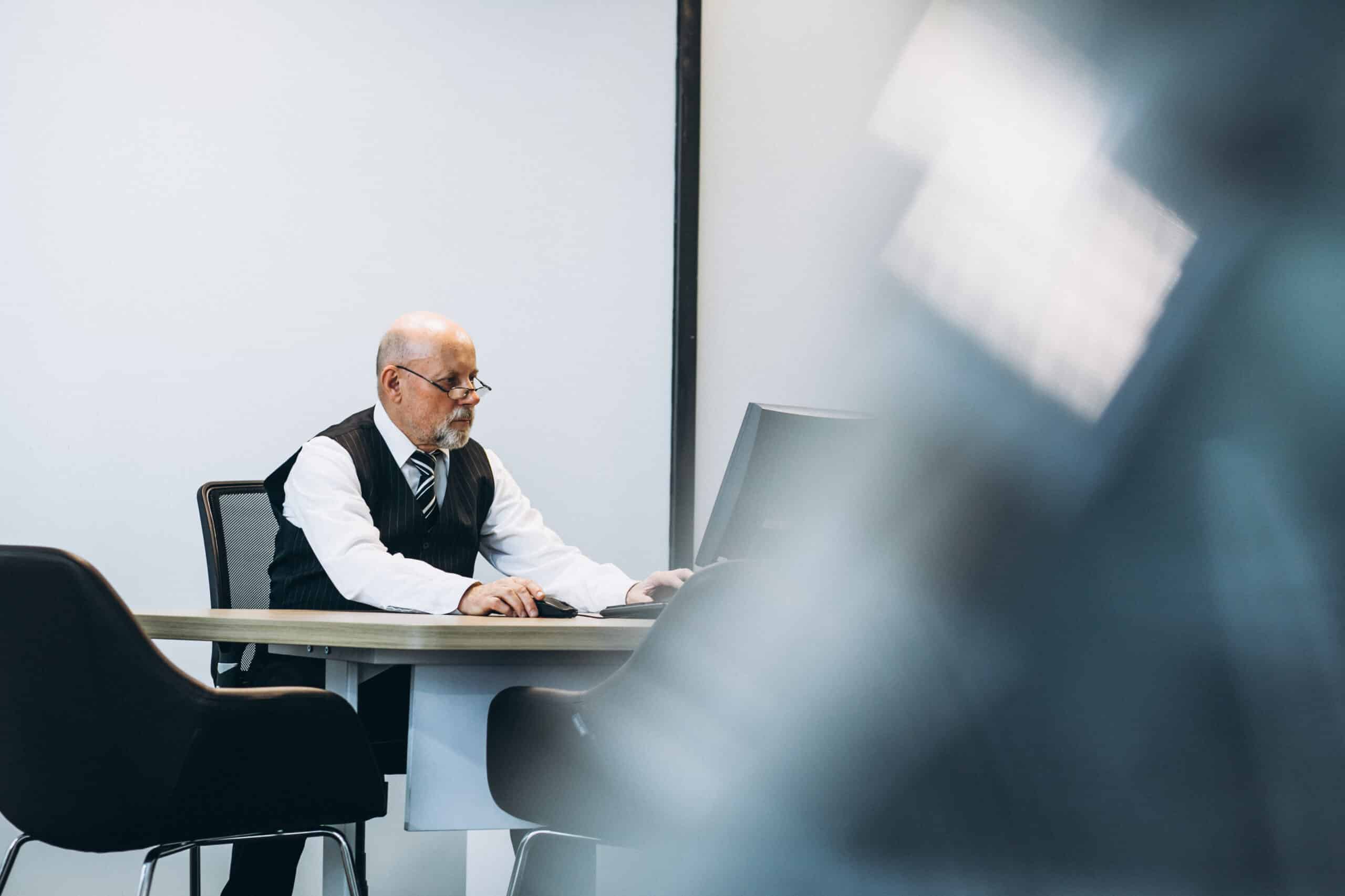 Guía de IA para despachos de abogados pequeños: recupera horas sin renunciar al rigor jurídico